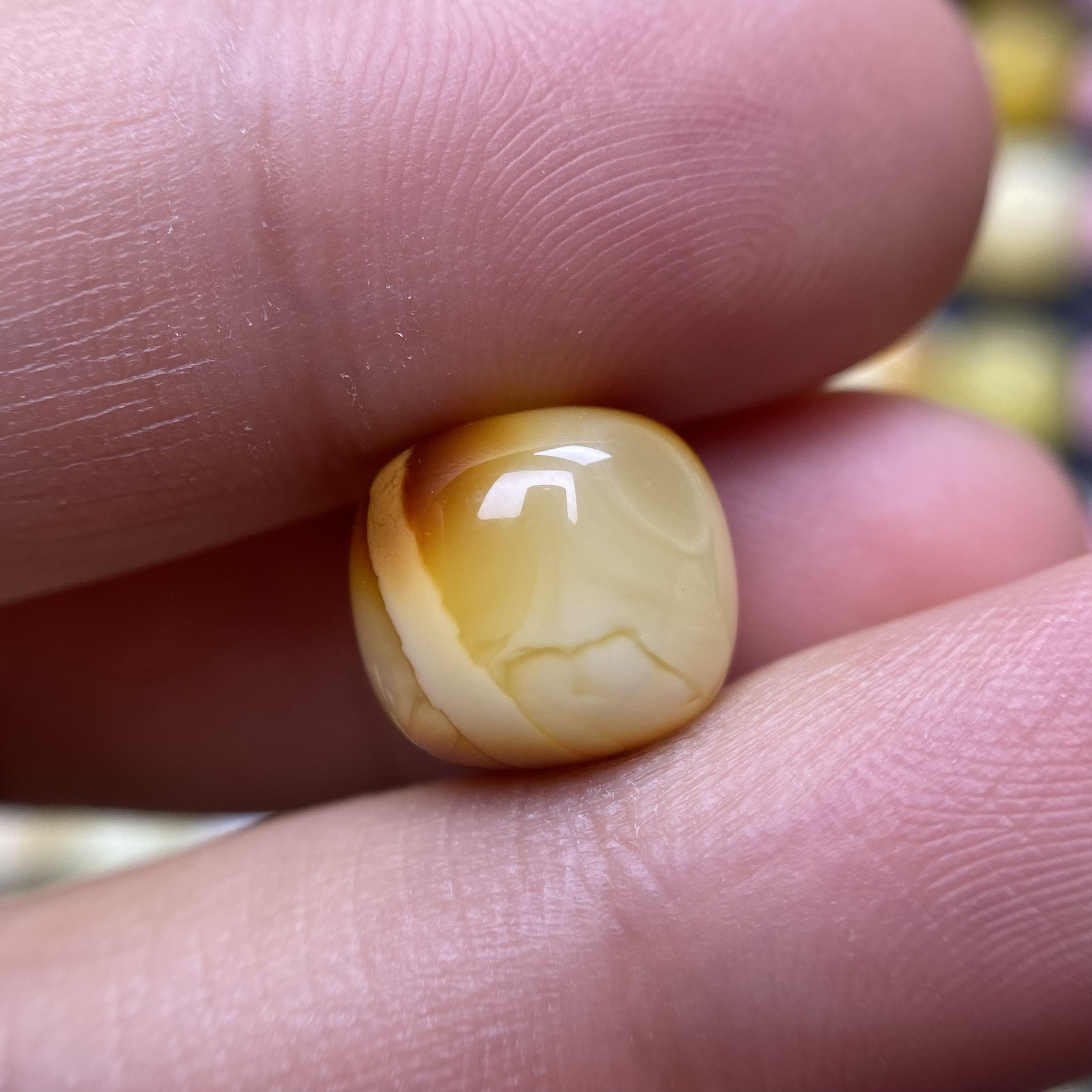 蜜蜡沁色老型配饰11.1×10.0mm，挺精致的，无优化保天然