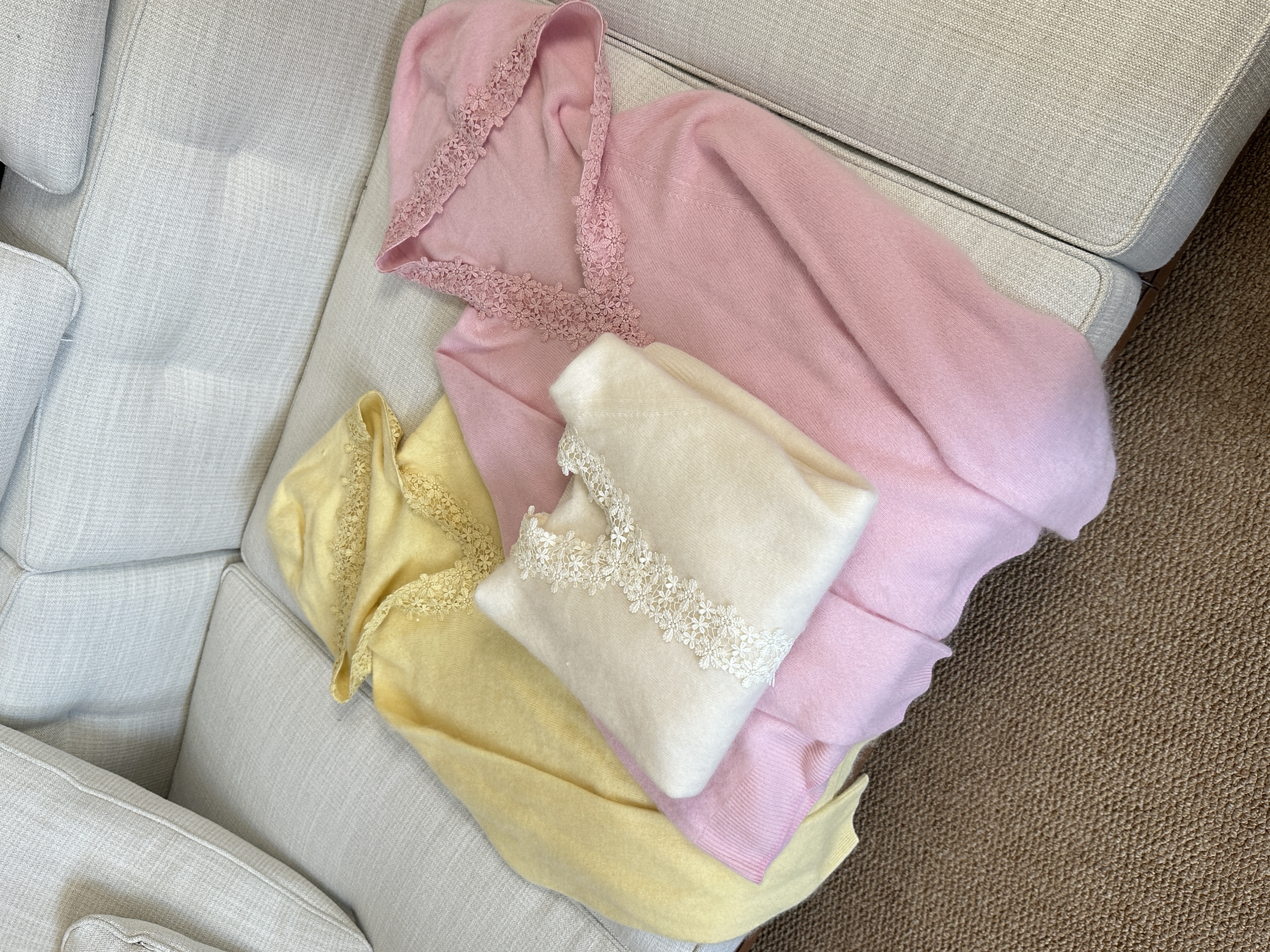 JIAO.AO【100羊毛】钩花拼接连帽拉毛软糯气质减龄毛衣Y8800