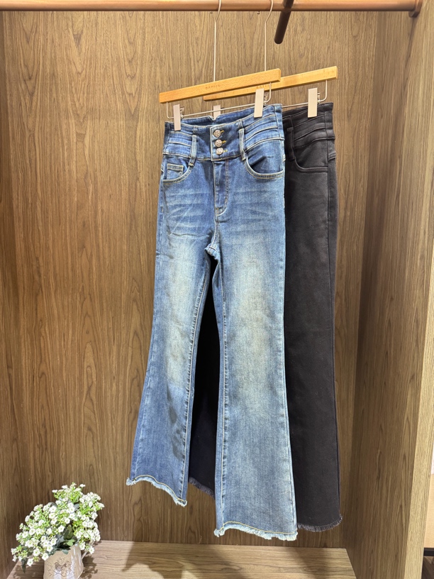 芭家2024冬款时尚简约百搭显瘦微喇牛仔裤92K2021-769B