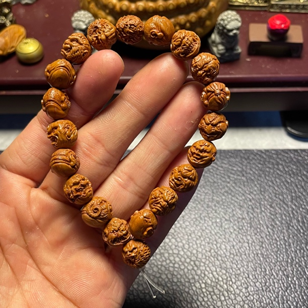 龙纹桃核雕刻恶僧全家福