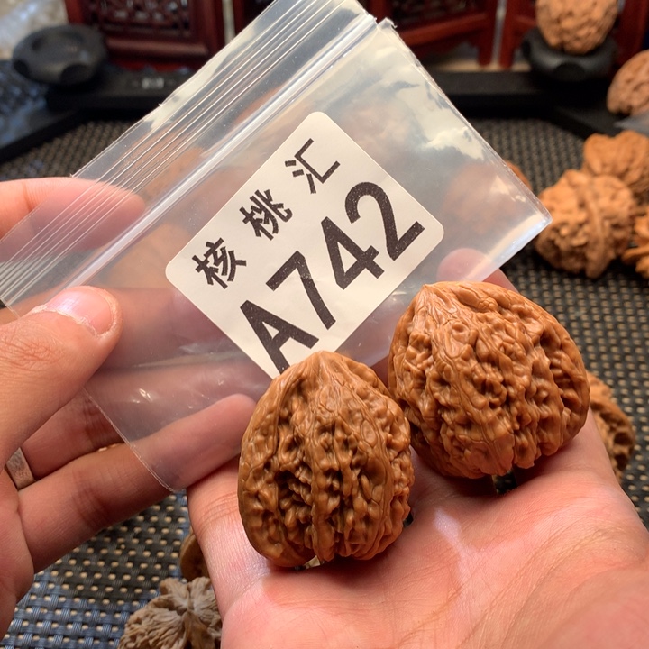 文玩核桃吊坠虎头王