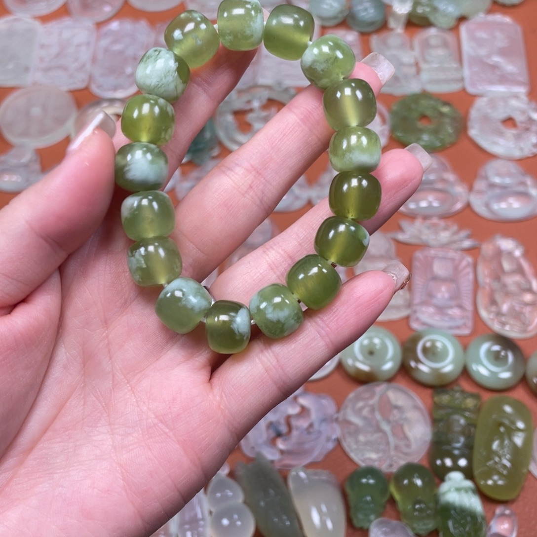 韩***吖蛇纹石玉未镶嵌颈饰