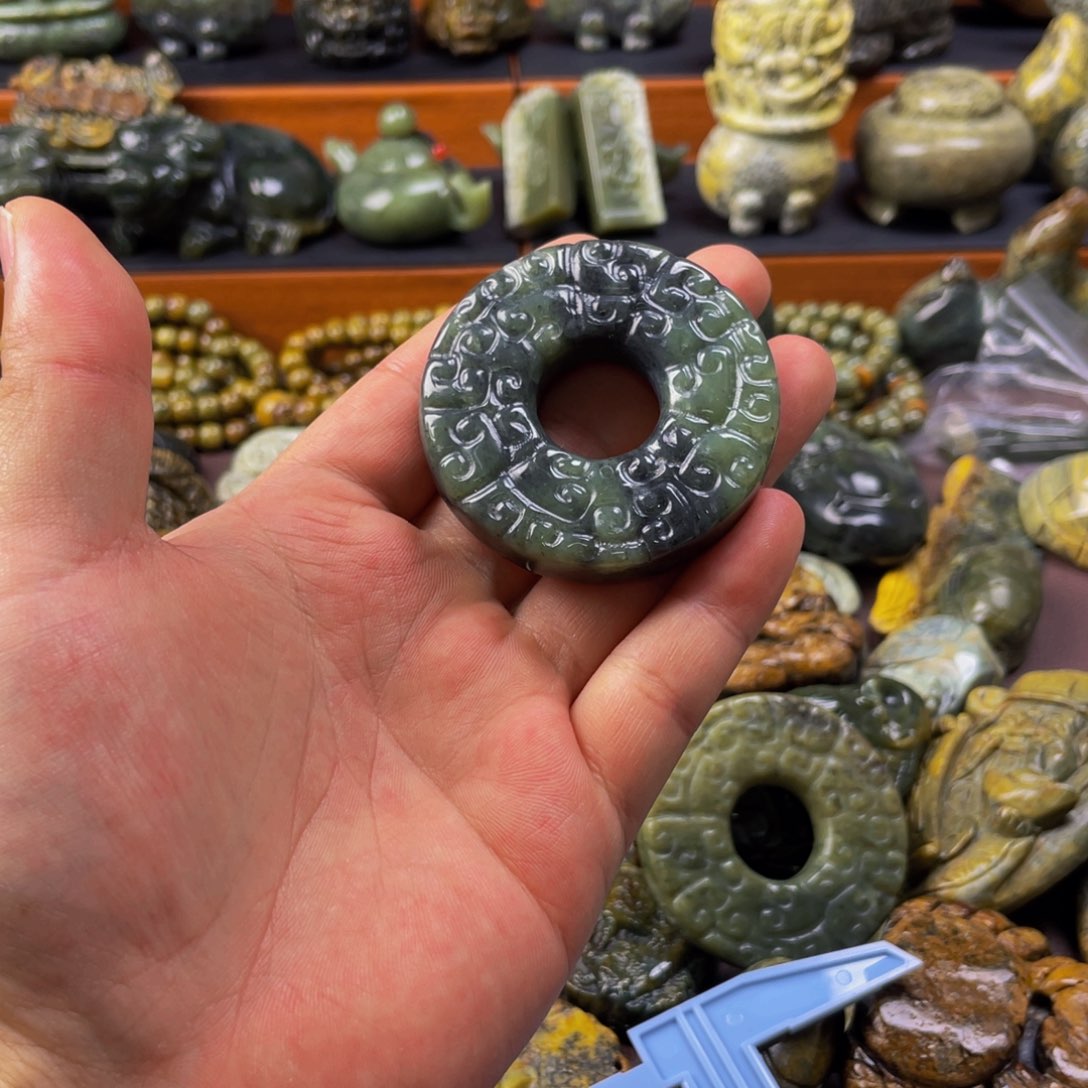 【闪购商品】未镶嵌岫岩河磨玉（透闪石质玉）挂件刀**神