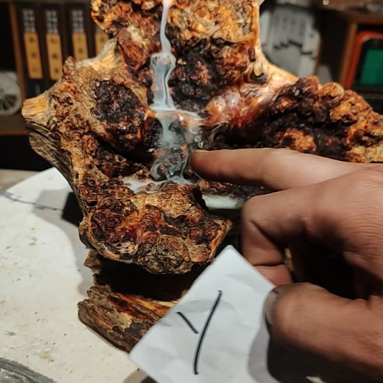 坤***心松木1北沉香琥珀木天然造型山水摆件