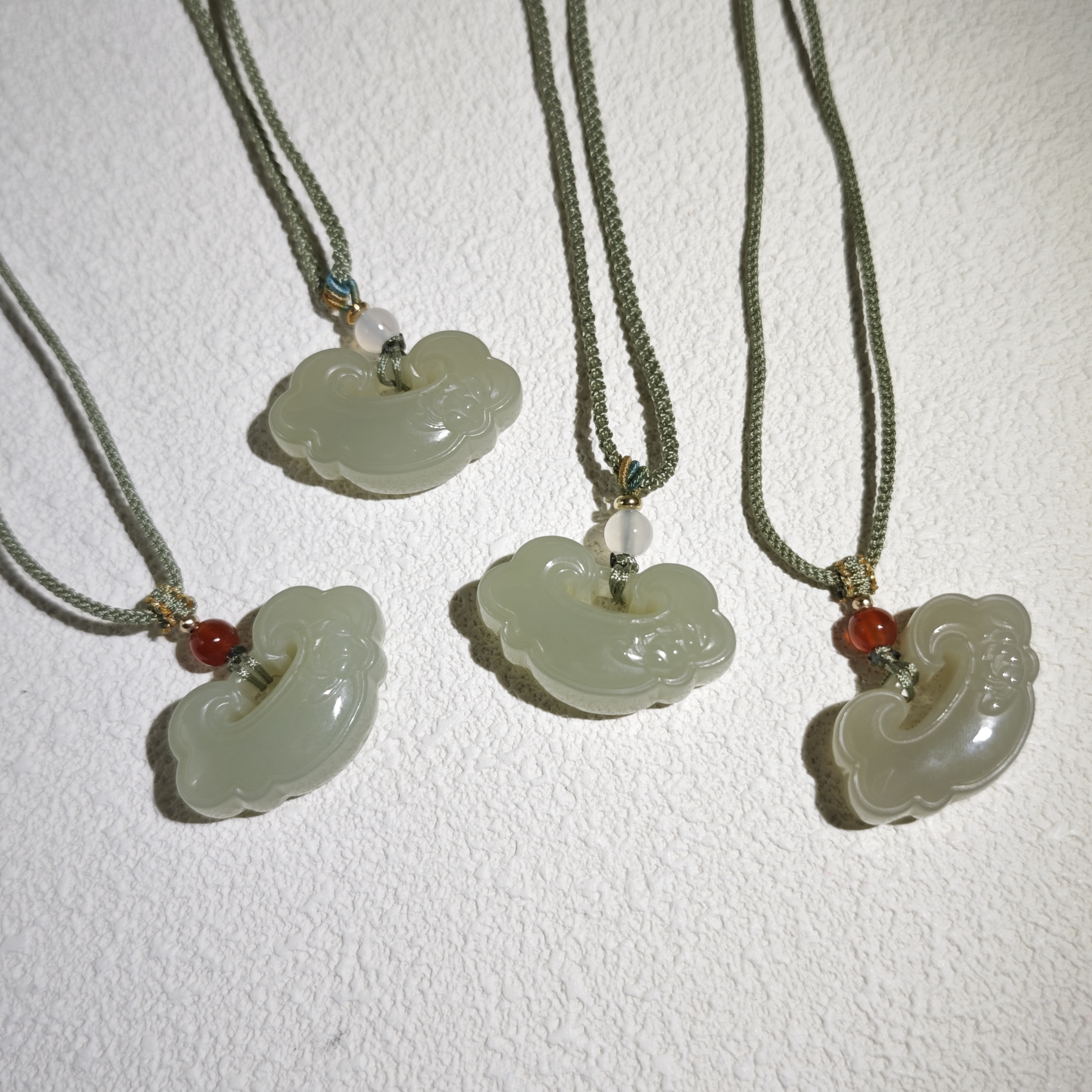 天然和田玉如意锁祥云吊坠女款简约时尚拍一发一多样性发货H136