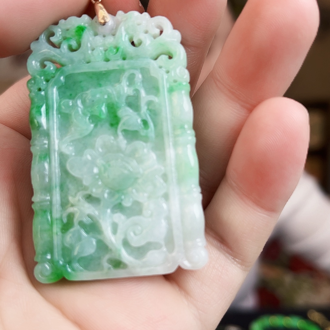 翡翠18K金镶嵌颈饰吊坠