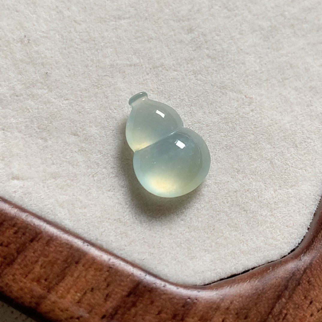 缅甸天然翡翠a货 冰蓝小葫芦镶嵌款