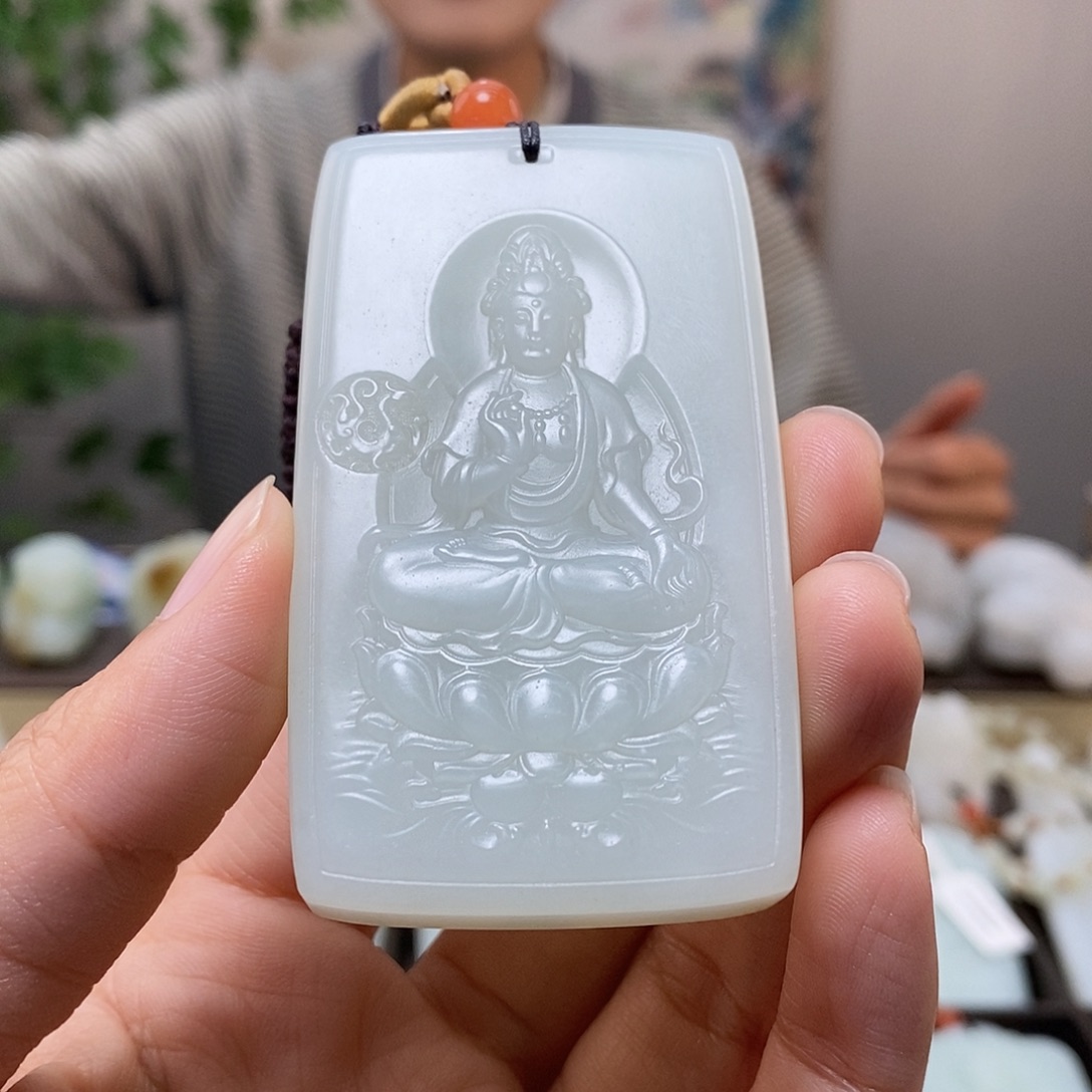 小***事和田玉未镶嵌颈饰