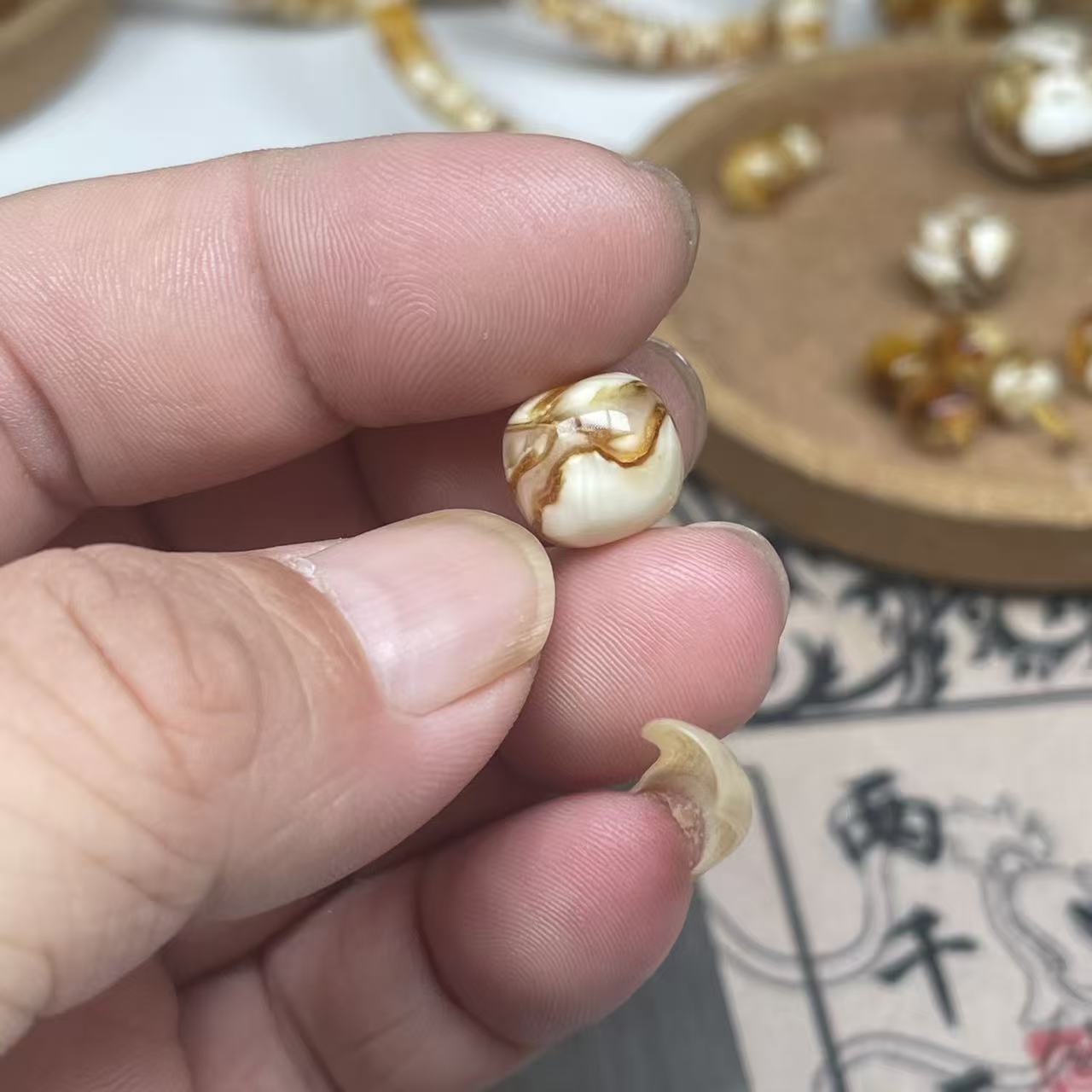 沁色蜜蜡老型不是一物一图12乘11花纹好看