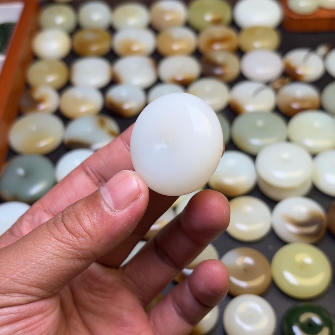 别***输和田玉未镶嵌颈饰