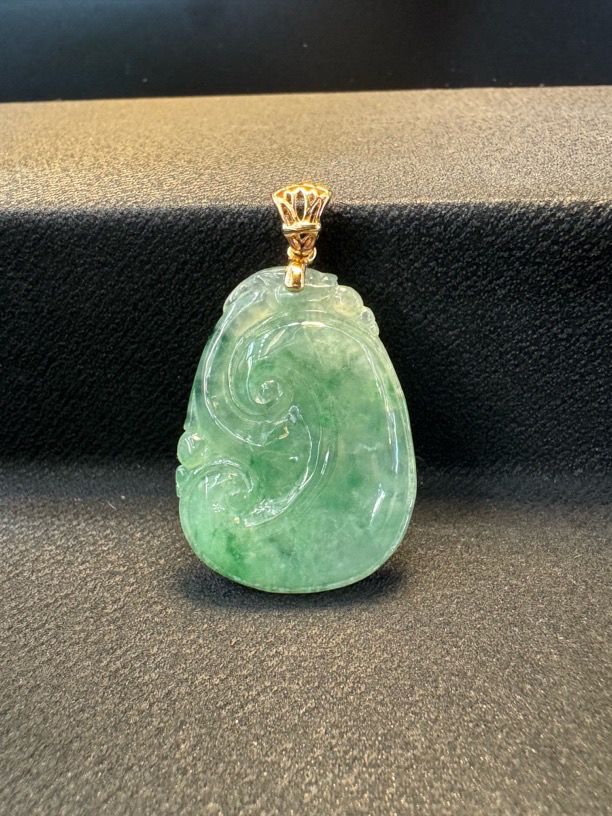 缅甸天然翡翠A货飘绿如意吊坠整体尺寸：43*25.2*4.8