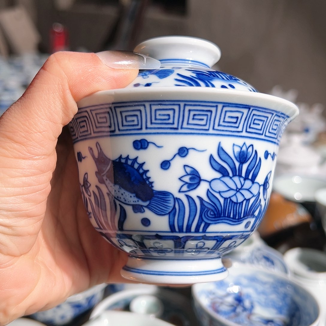 青花鱼藻手绘盖碗