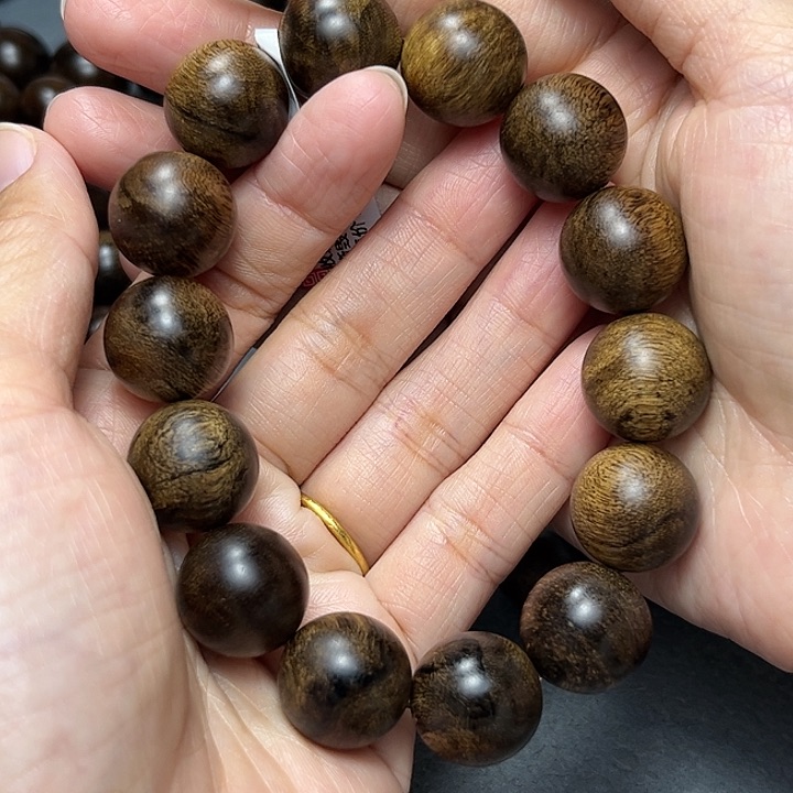 沉香手串白棋留疤