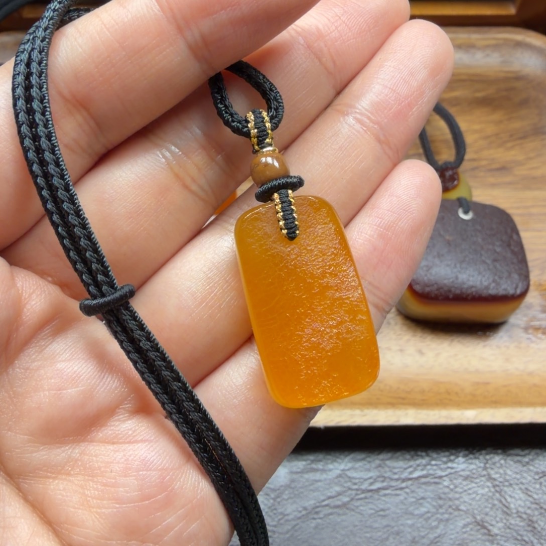 琥珀未镶嵌吊坠(赠链)