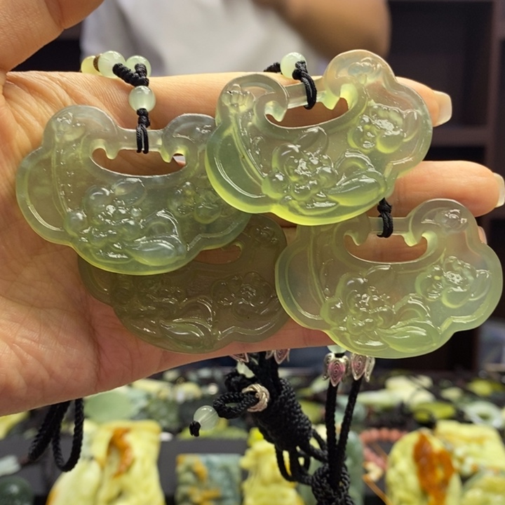 蛇纹石玉未镶嵌颈饰多样性发其一