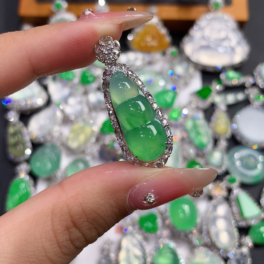 翡翠颈饰18K金镶嵌碧*锁豆子