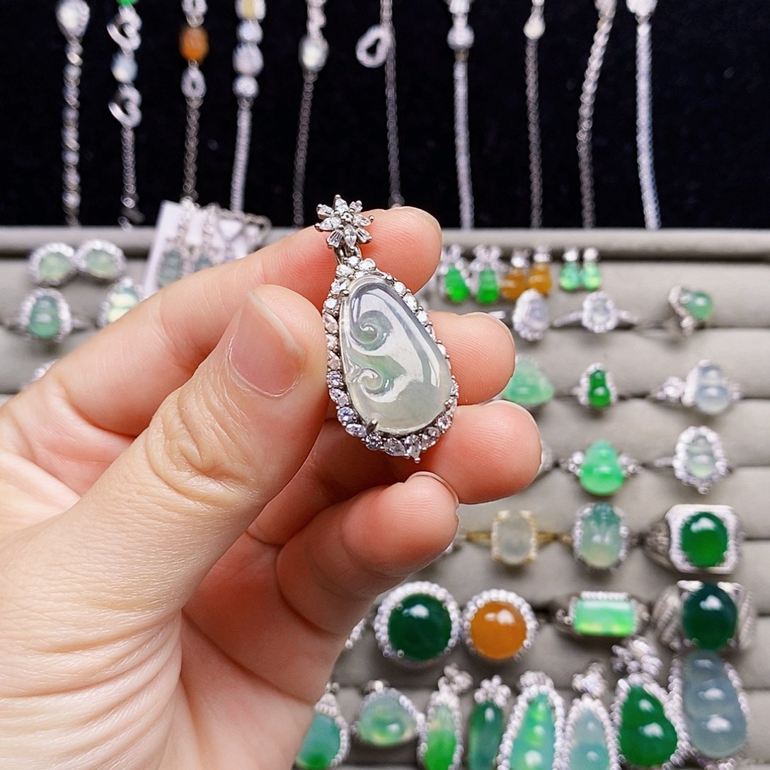 翡翠银S925镶嵌颈饰如意