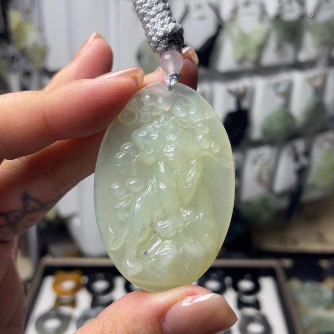 岫玉颈饰未镶嵌虎牌