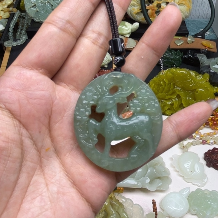 蛇纹石玉未镶嵌颈饰