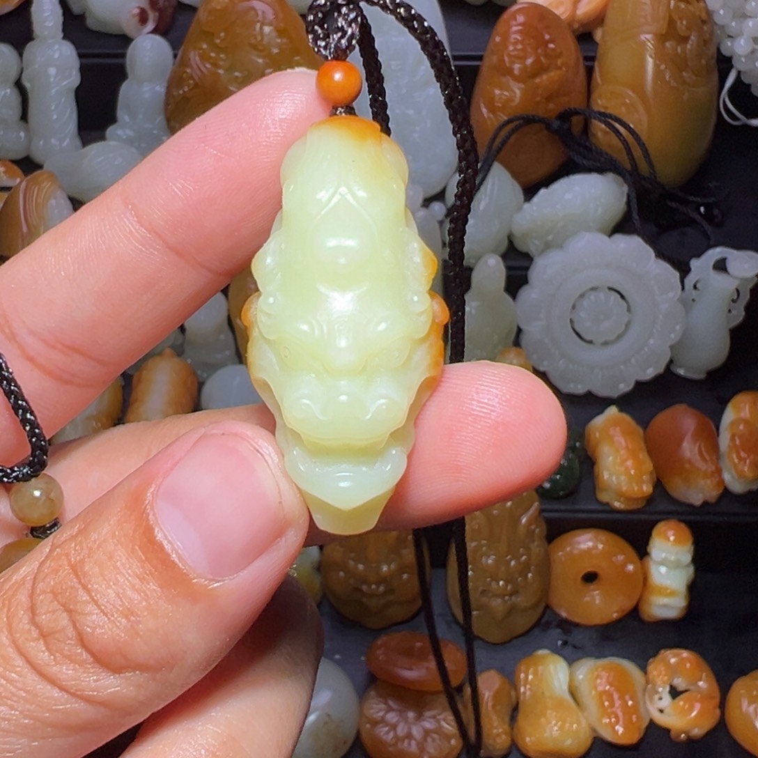 *****和田玉未镶嵌颈饰