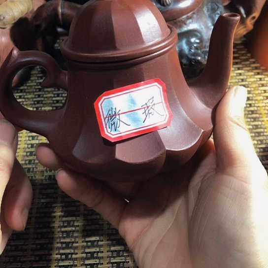 紫砂茶壶原矿泥料手工制作紫砂壶。