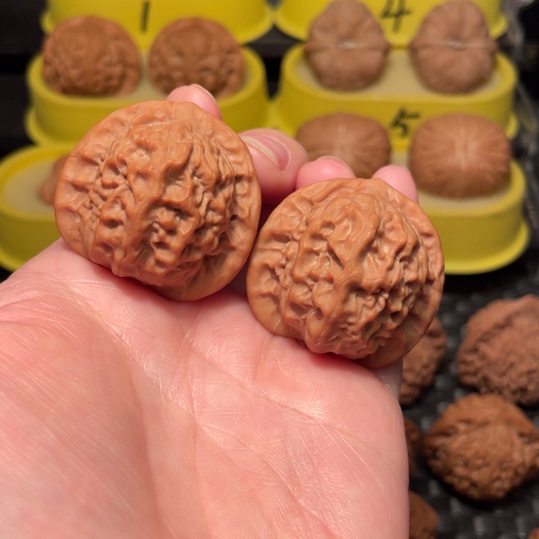 续***把件文玩核桃37尺瓷娃娃核桃