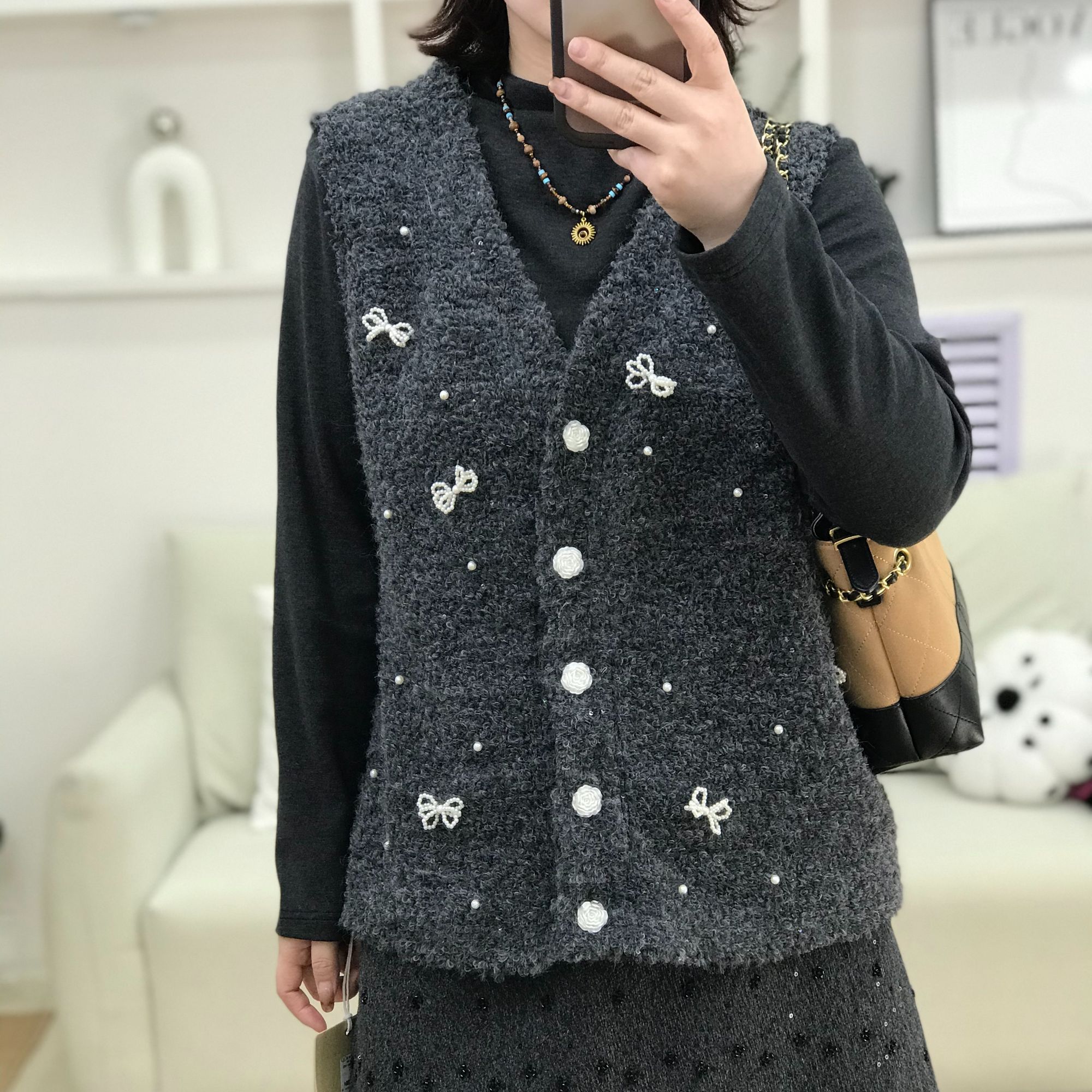 {莹莹推荐}55380冬季大码女装慵懒感蝴蝶珍珠马甲+打底上衣两件套