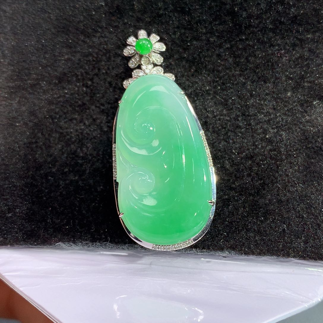 翡翠吊坠(赠链)18K金镶嵌