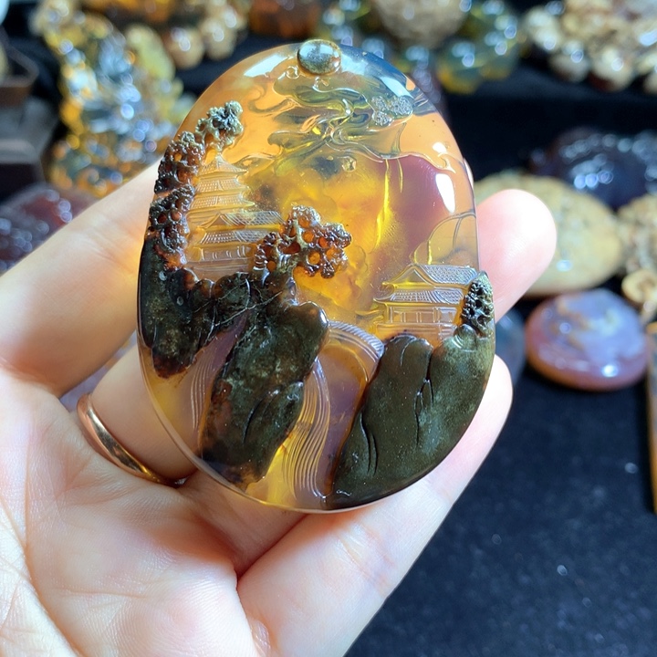 琥珀颈饰未镶嵌金底溶洞俏色山水