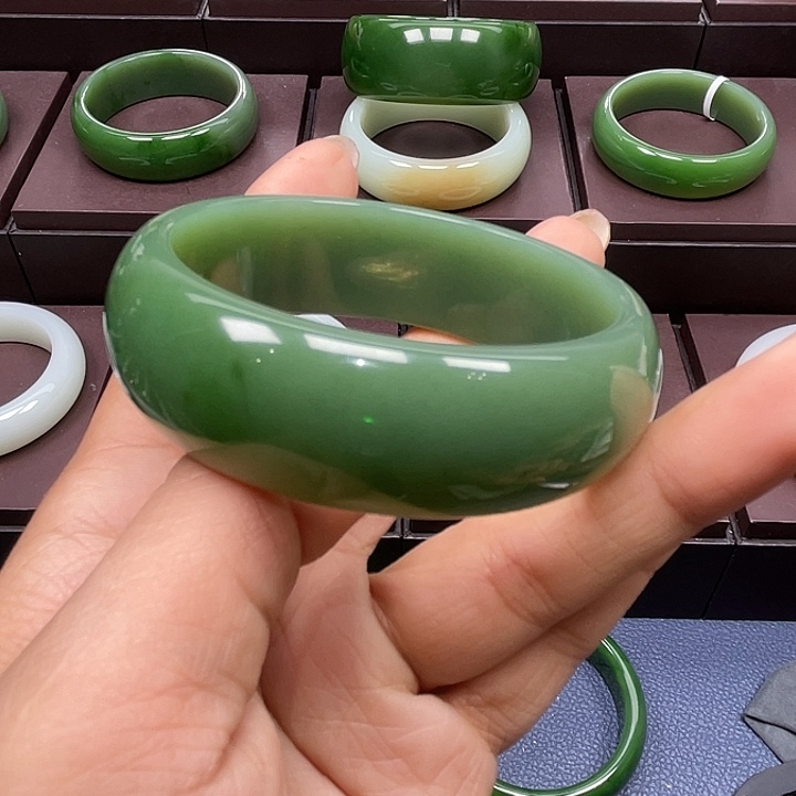 和田玉（碧玉）未镶嵌手镯