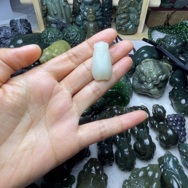 带***。和田玉未镶嵌颈饰