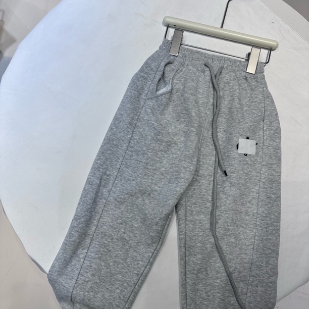 【0011】休闲针织长裤春秋款中童宽松中性运动卫裤