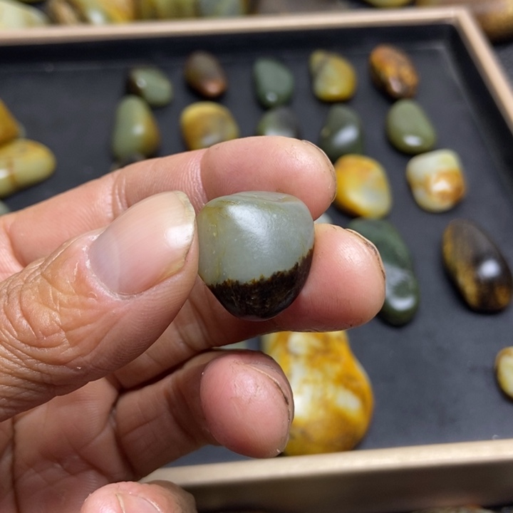 青***草和田玉（糖玉）未镶嵌珠宝奇石