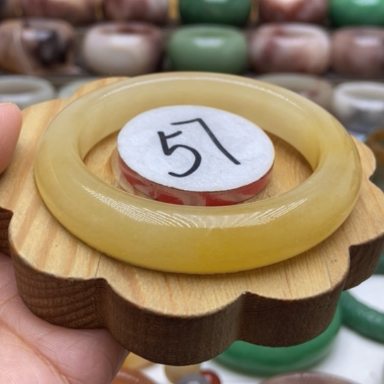 未镶嵌手镯石英质玉