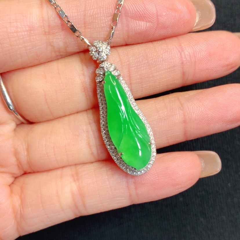 【闪购商品】颈饰18K金镶嵌翡翠兰花