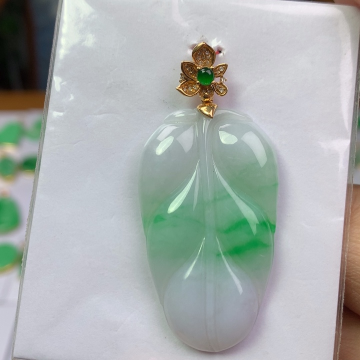 颈饰18K金镶嵌翡翠