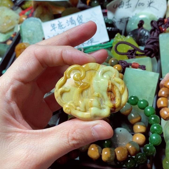 蛇纹石玉颈饰未镶嵌