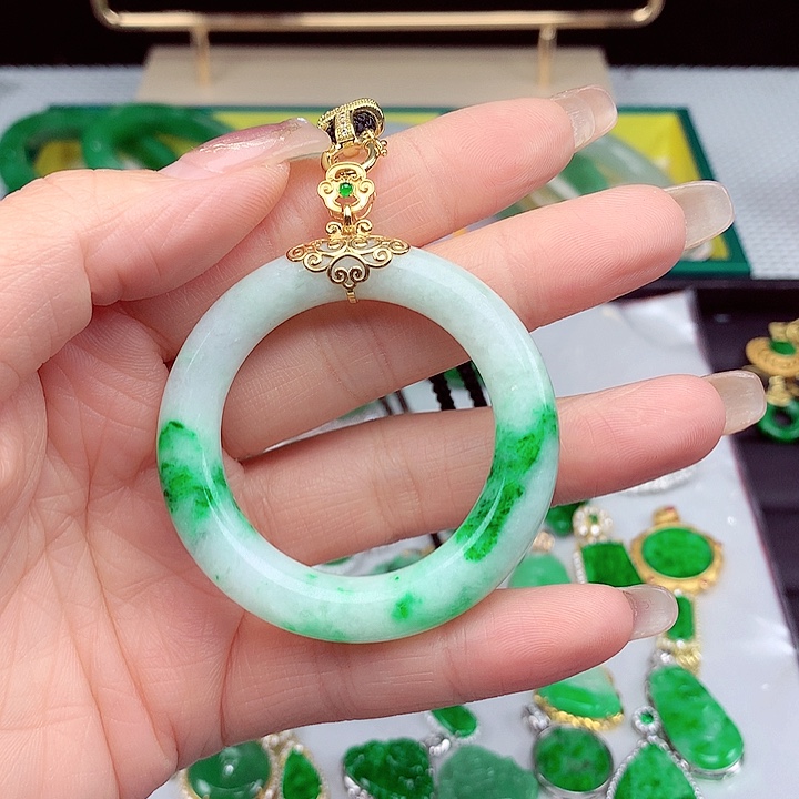 翡翠颈饰18K金镶嵌翡翠