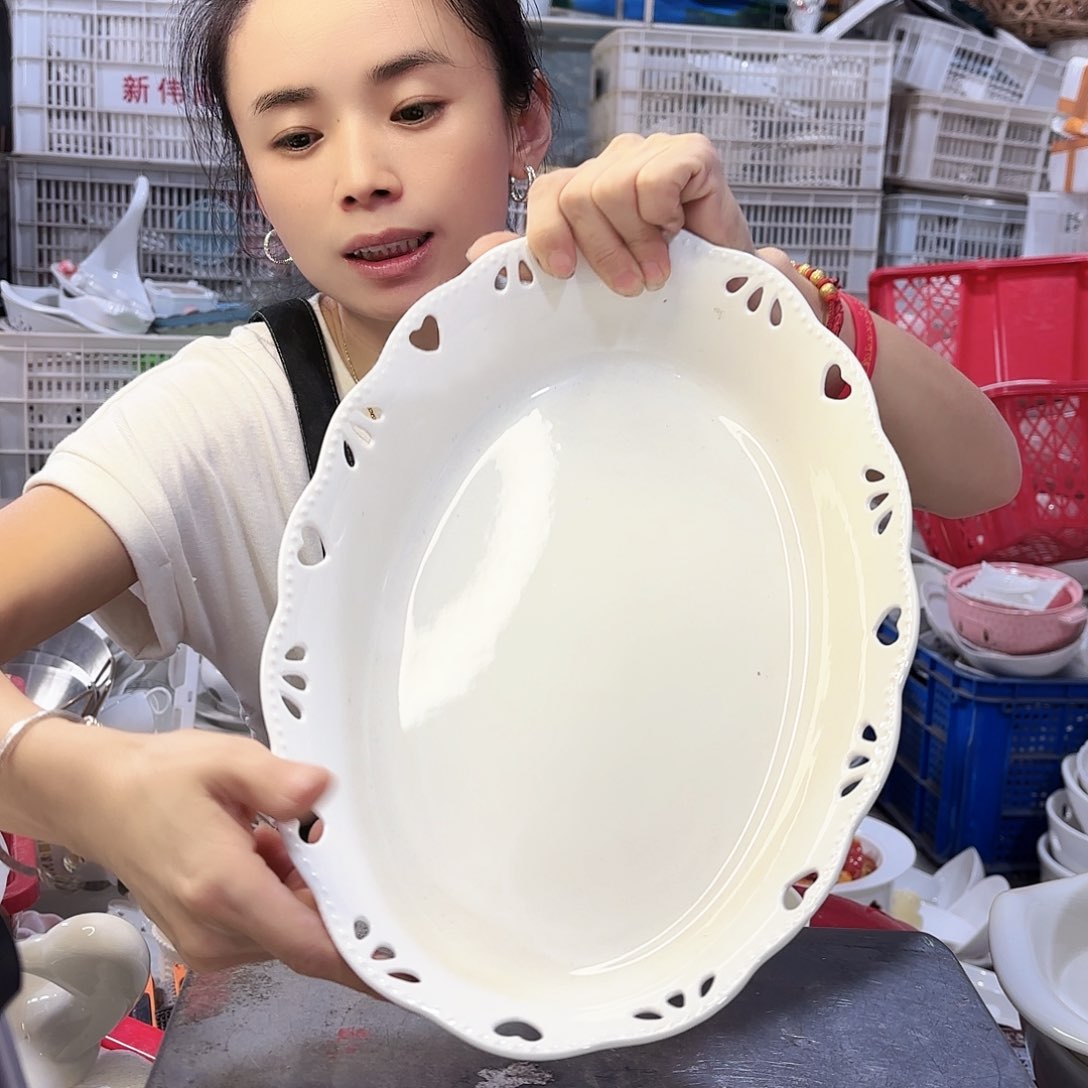 盘微瑕产品………镂空鱼盘大号一个