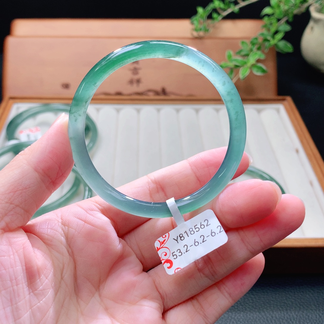 未镶嵌手镯（圆镯）翡翠