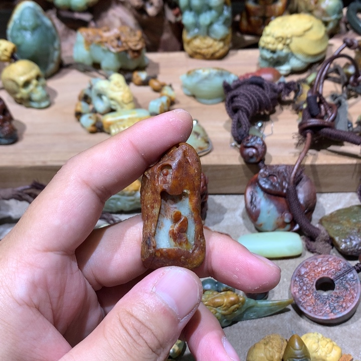 未镶嵌岫岩河磨玉（透闪石质玉）挂件