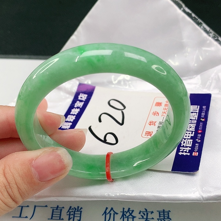 翡翠手镯未镶嵌翡翠