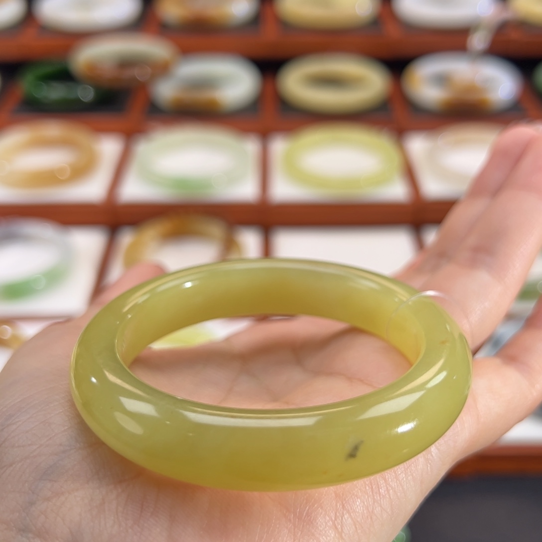 和田玉（黄玉）未镶嵌手镯梨膏黄