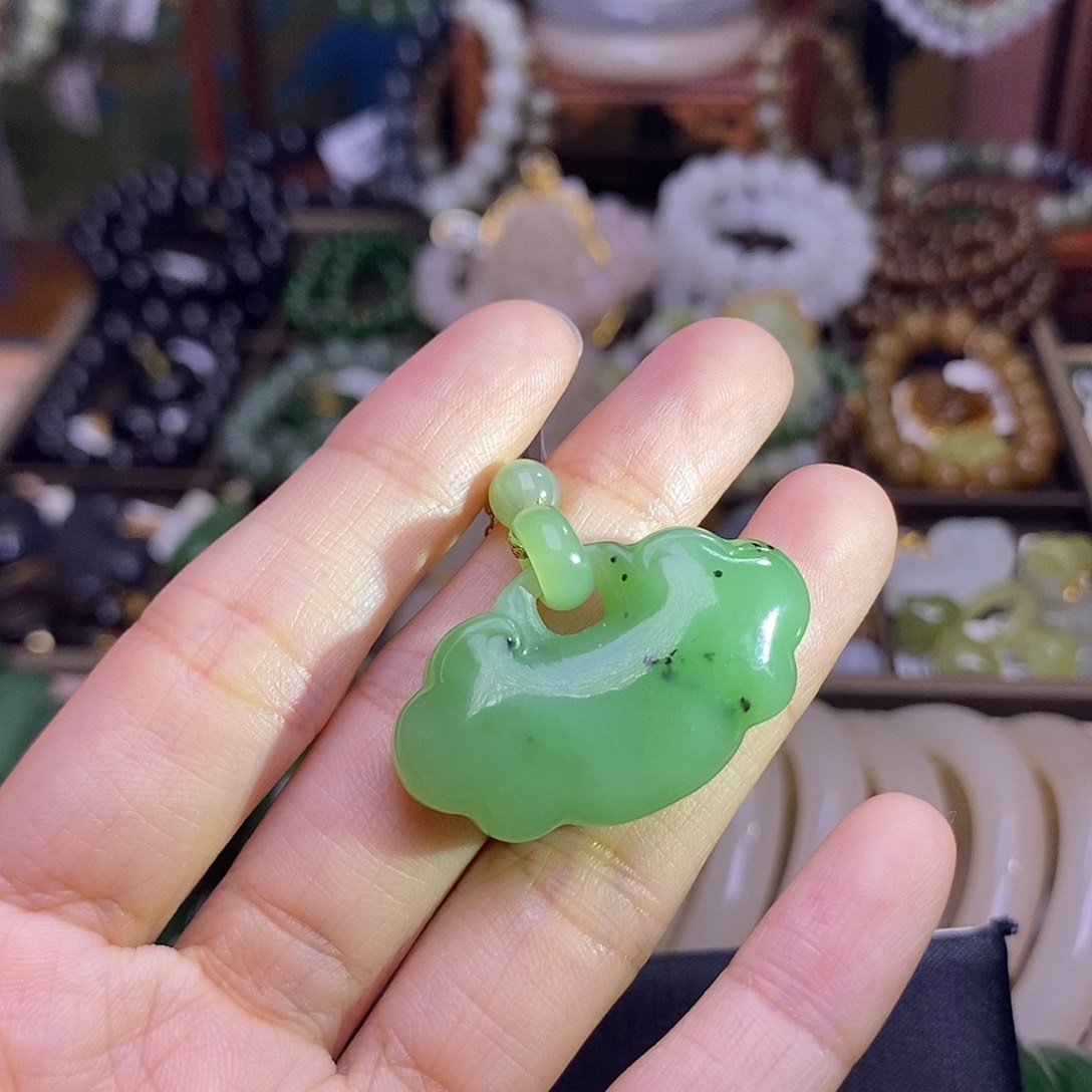 和田玉未镶嵌颈饰乌兰海碧玉猕猴桃苹果绿如意锁