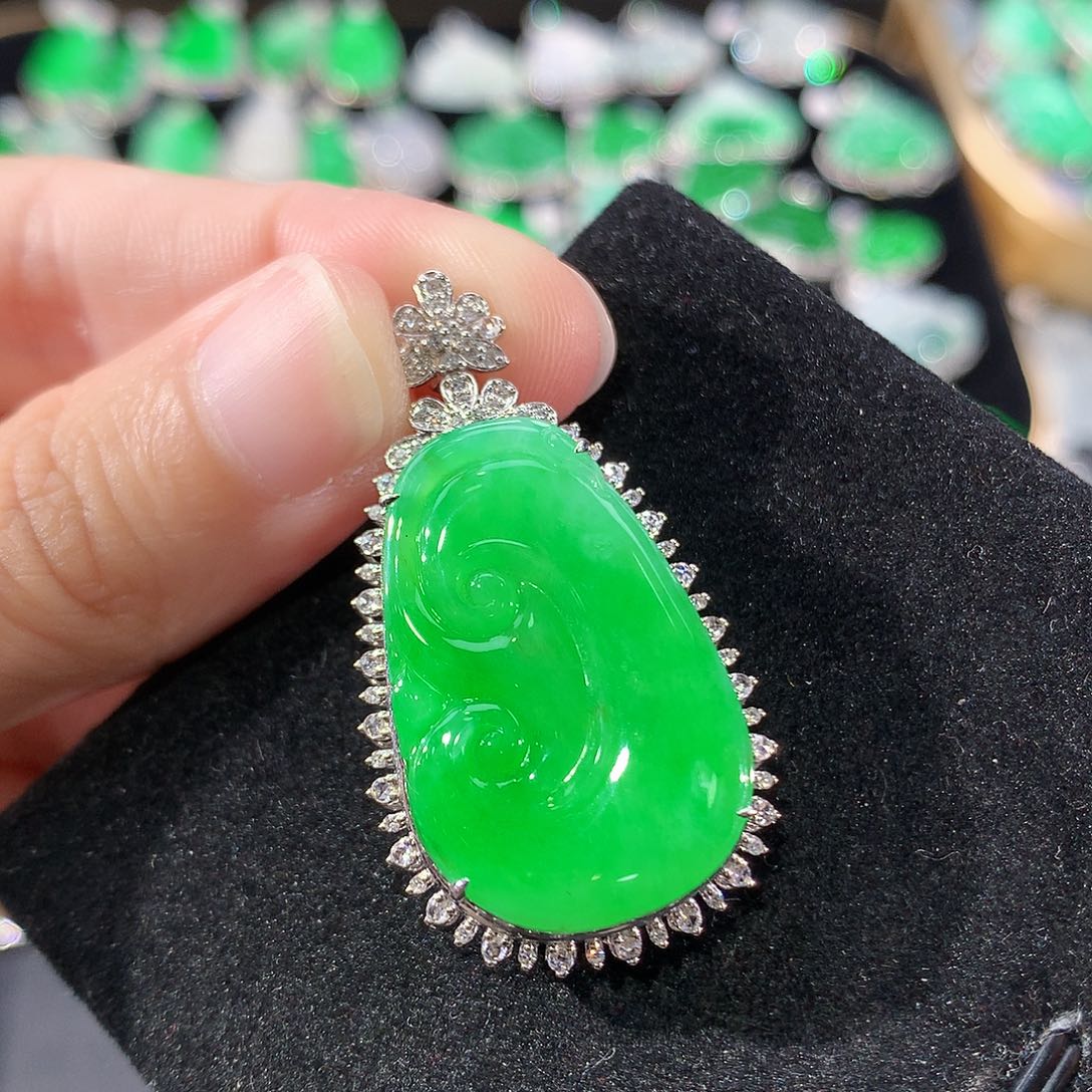 翡翠18K金镶嵌颈饰