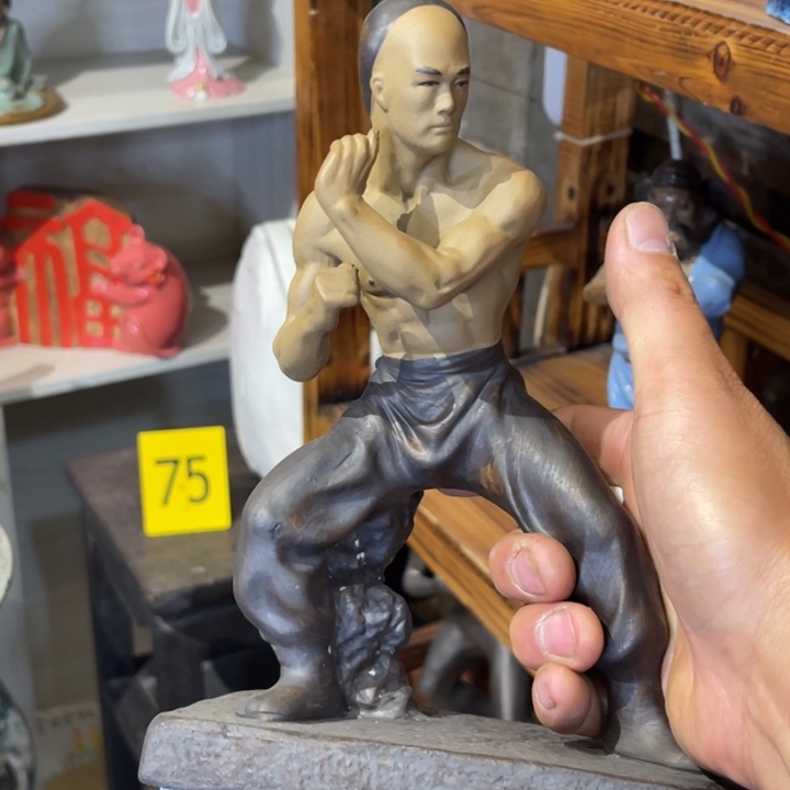 石湾公仔衬托盆景漂亮