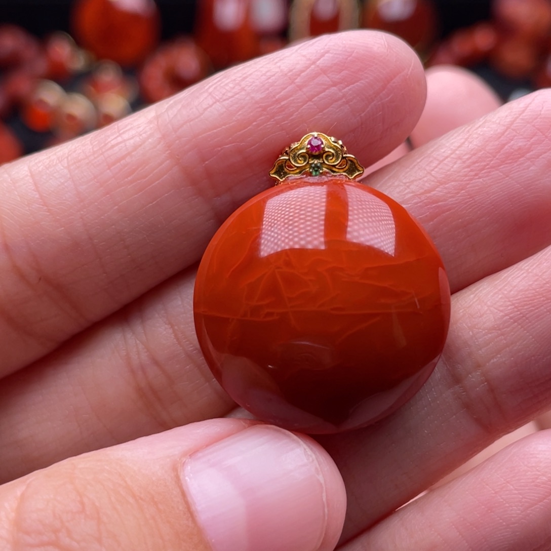 南红玛瑙18K金镶嵌珠宝奇石圆牌吊坠