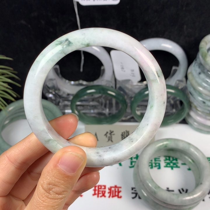 翡翠未镶嵌手镯37号。 58.8圈