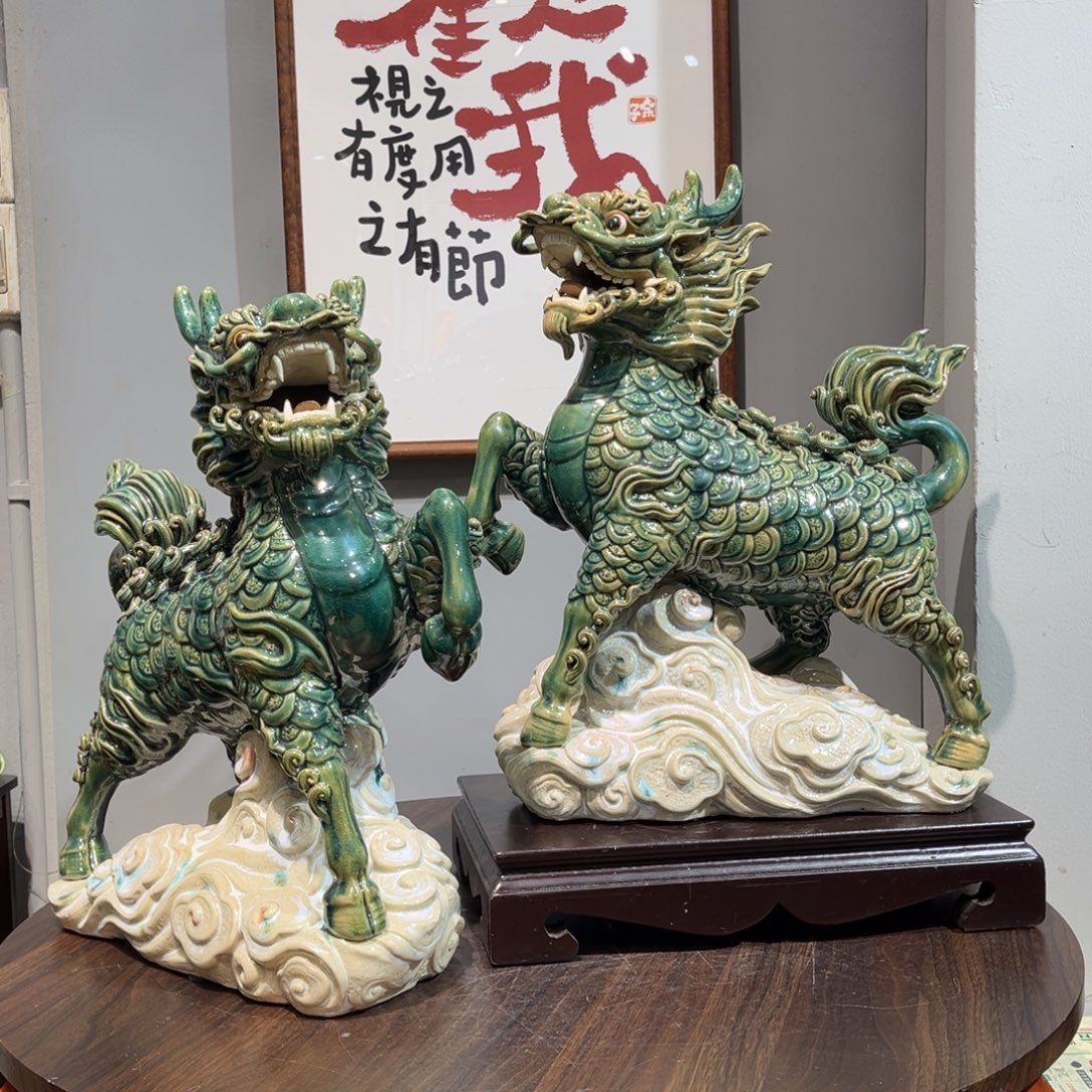 运***陶瓷麒麟一对带底座