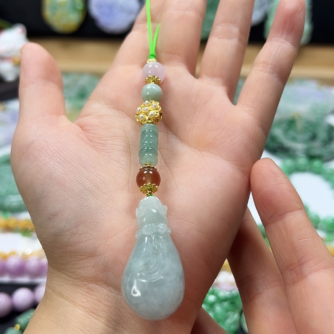 翡翠未镶嵌颈饰挂件